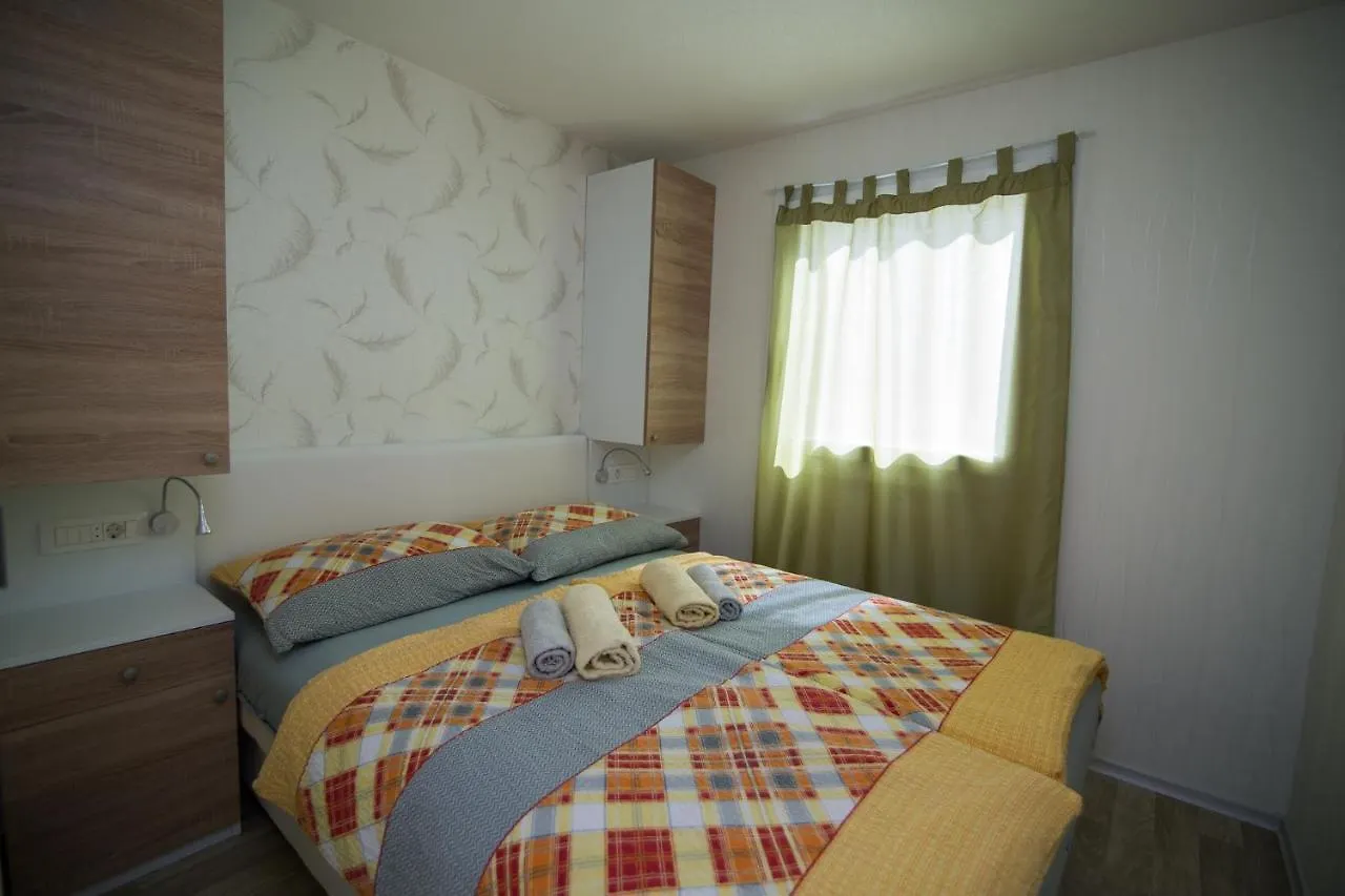 Mobile Homes Pine Tree Dobropoljana 0*,  Croacia